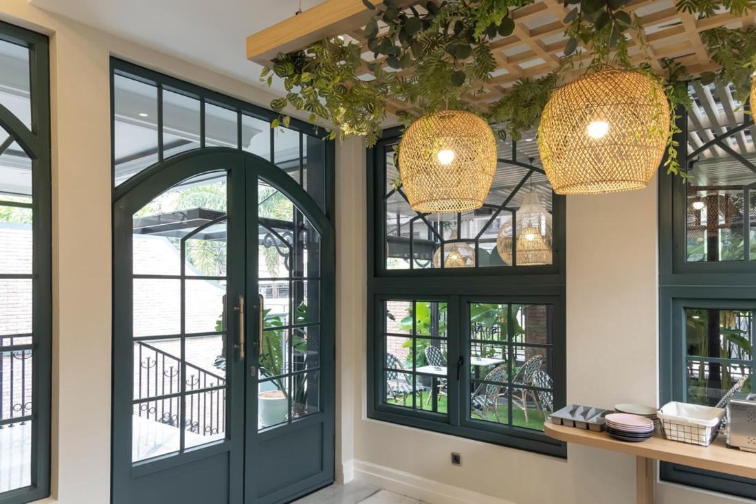Casa Living Senopati Hotel Jakarta Exterior photo