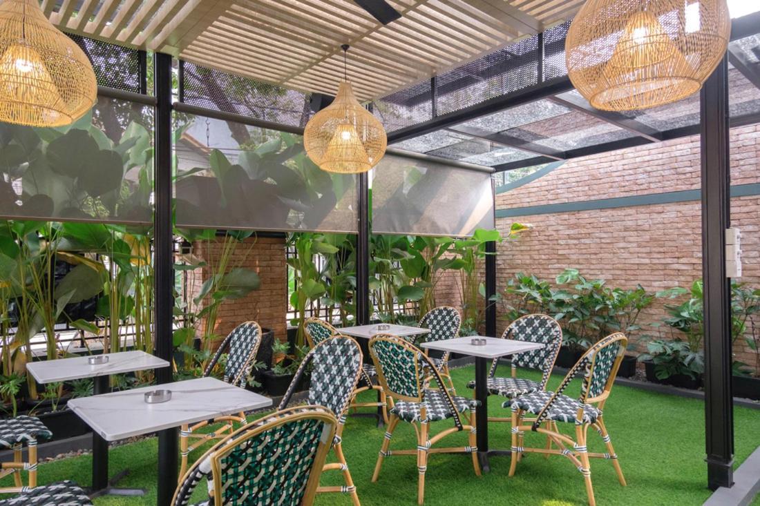 Casa Living Senopati Hotel Jakarta Exterior photo